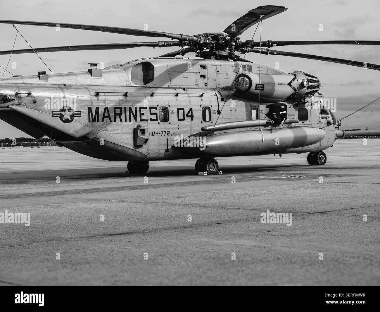 Schwarz-weiß-Bild eines USMC CH-53E Super Hengstes von HMH-772 bei McGuire AFB, New Jersey, Mai 2025. Seitenansicht auf statischem Display. Stockfoto