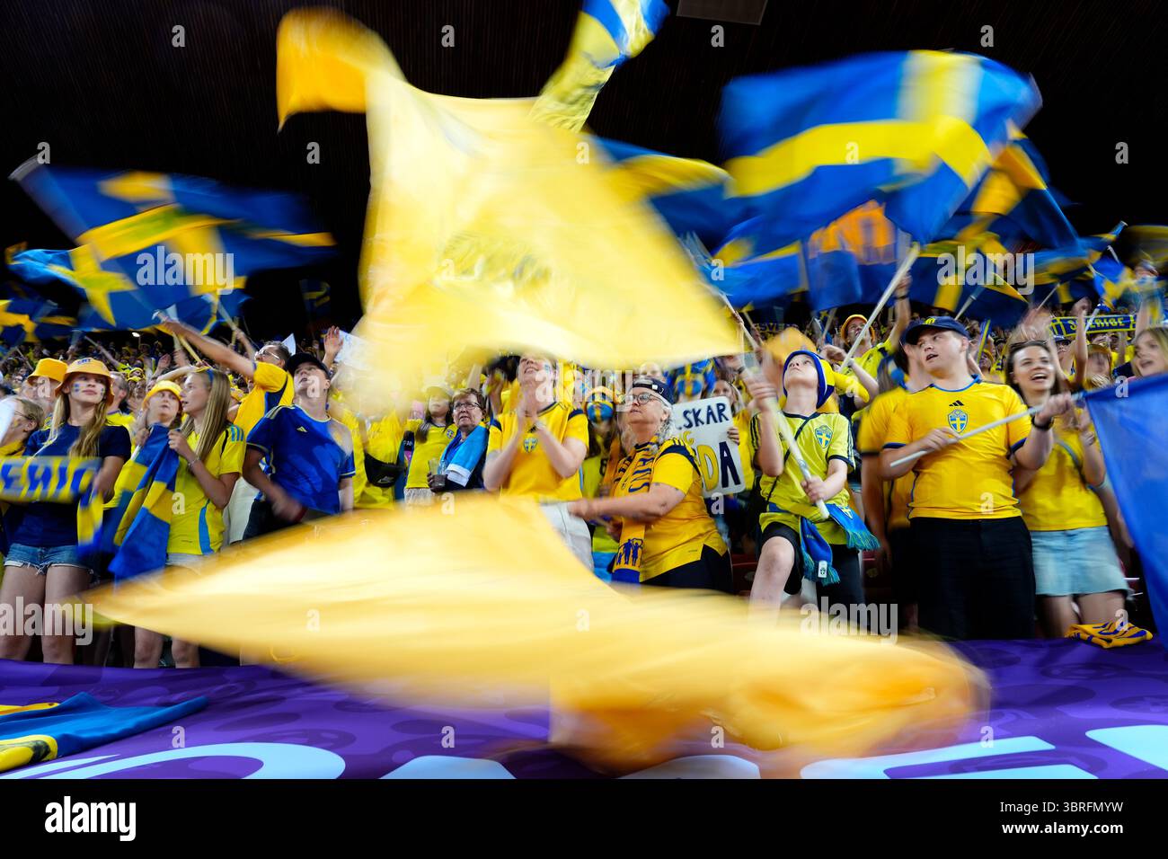Schweden Fans feiern nach dem Sieg beim Gruppenspiel der UEFA Women's Euro 2025 im Stadion Letzigrund in Zürich. Bilddatum: Samstag, 12. Juli 2025. Stockfoto