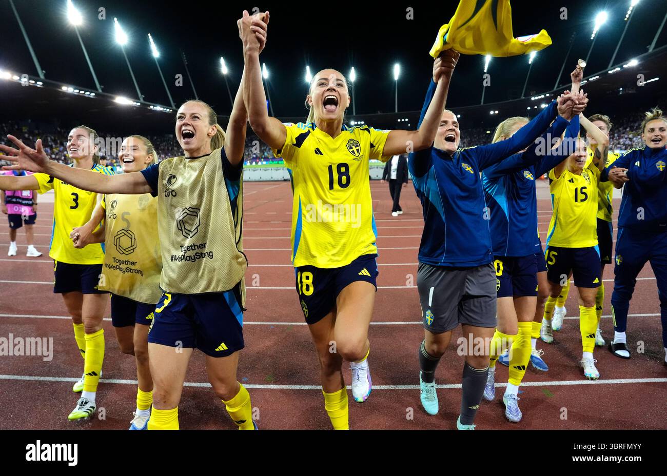 Die schwedischen Spieler feiern vor den Fans nach dem Sieg beim Gruppenspiel der UEFA Women's Euro 2025 im Stadion Letzigrund in Zürich. Bilddatum: Samstag, 12. Juli 2025. Stockfoto