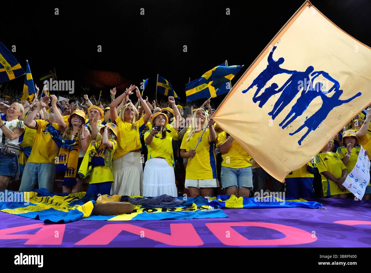 Schweden Fans feiern nach dem Sieg beim Gruppenspiel der UEFA Women's Euro 2025 im Stadion Letzigrund in Zürich. Bilddatum: Samstag, 12. Juli 2025. Stockfoto