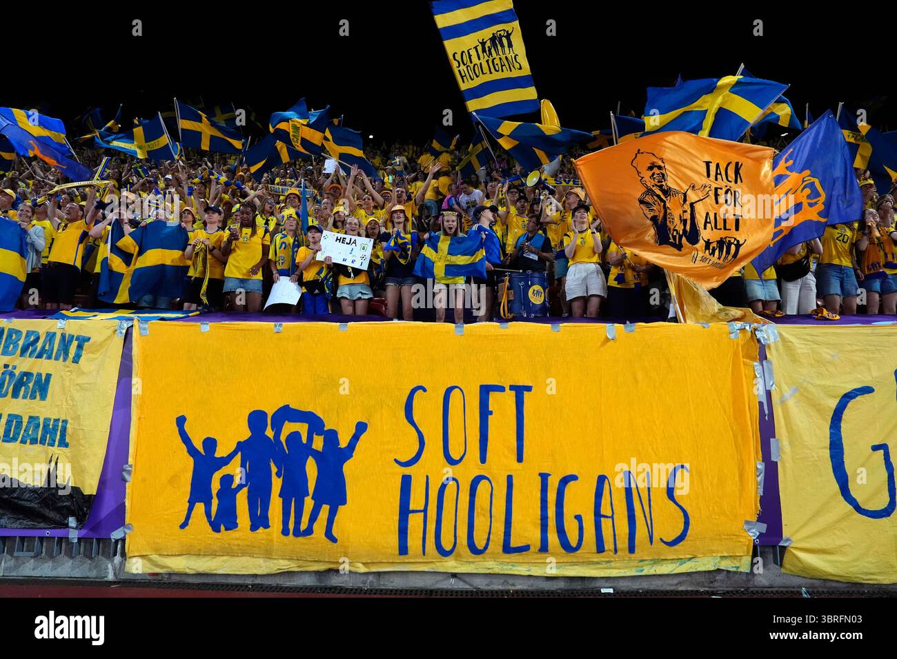 Schweden Fans feiern nach dem Sieg beim Gruppenspiel der UEFA Women's Euro 2025 im Stadion Letzigrund in Zürich. Bilddatum: Samstag, 12. Juli 2025. Stockfoto