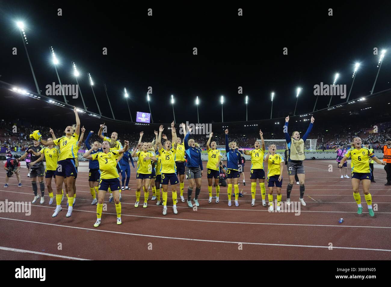 Die schwedischen Spieler feiern vor den Fans nach dem Sieg beim Gruppenspiel der UEFA Women's Euro 2025 im Stadion Letzigrund in Zürich. Bilddatum: Samstag, 12. Juli 2025. Stockfoto