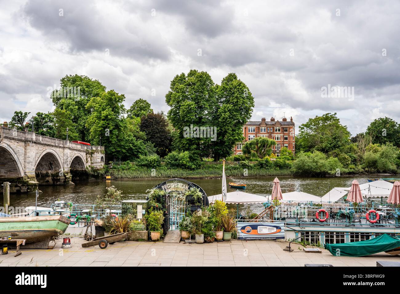 Malerischer Blick auf Richmond Riverside mit angelegten Booten entlang der Themse, ein friedliches Reiseziel im Süden Londons, Richmond upon Thames, England Stockfoto