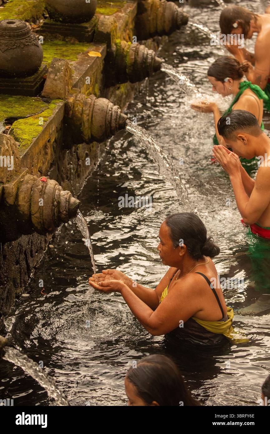 Pura Tirta Empul Tempel, Bali, Indonesien, wo Besucher ein Wasserritual, bekannt als Melukat, durchführen, ist eine balinesische hinduistische Reinigungszeremonie, wo sie sich in der Stadt befinden Stockfoto