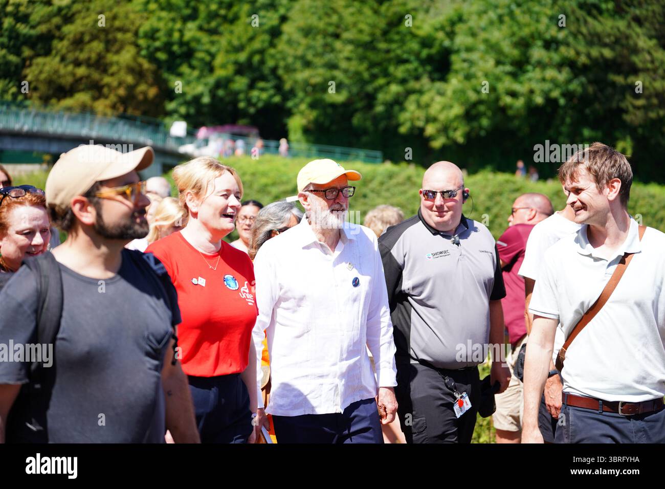 Durham, Vereinigtes Königreich, 12. Juli 2025. Jeremy Corbyn Abgeordneter, ehemaliger Vorsitzender der Labour Party, wird gesehen, wie er auf dem Weg zur Old Racecourse durch Durham City spaziert, wo er während der 139. Durham Miner's Gala eine Rede halten wird. Corbyn kehrt zum ersten Mal seit 2019 zur Gala zurück und plant, eine neue politische Partei mit Zarah Sultana Abgeordneter zu gründen. Die Gala, auch bekannt als das „große Treffen“, bleibt ein wichtiges Ereignis für Gewerkschafter, Aktivisten und Arbeitergemeinschaften. (Foto: Lewis Langstaff-Wood/Alamy Live News) Stockfoto