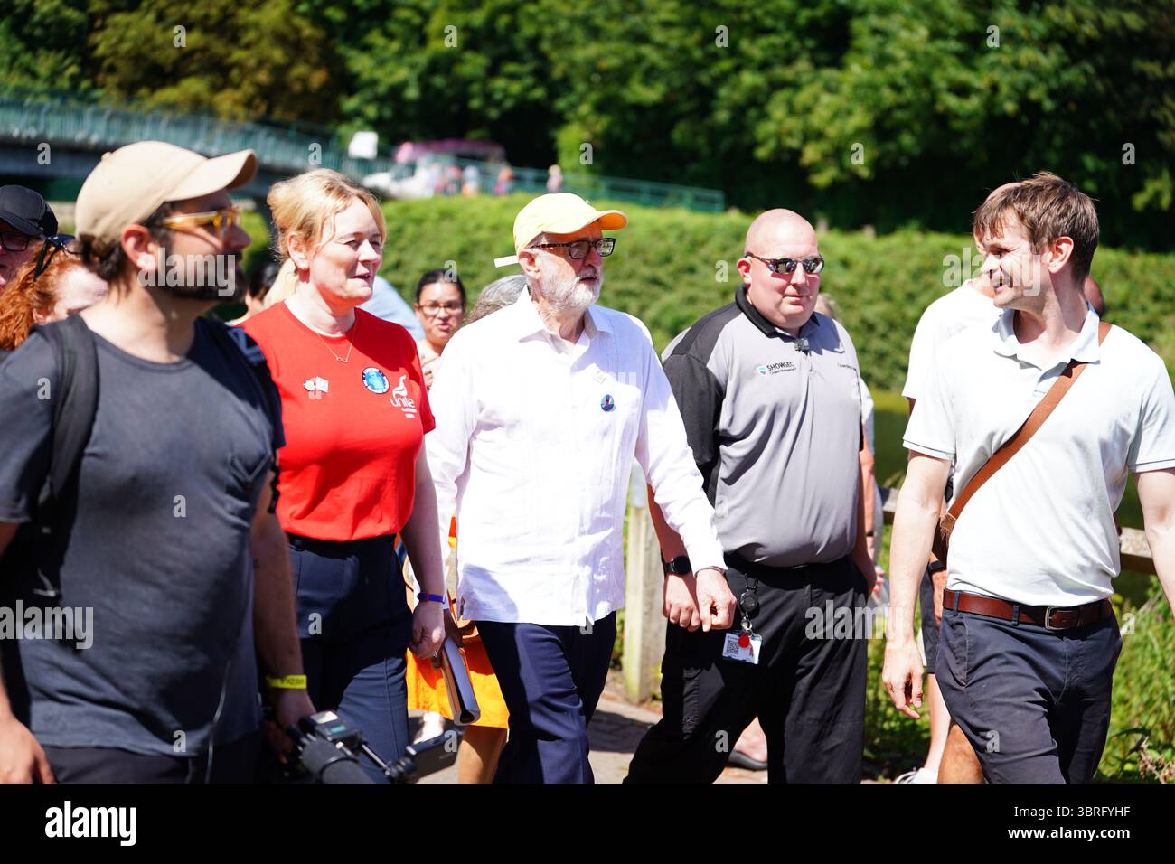 Durham, Vereinigtes Königreich, 12. Juli 2025. Jeremy Corbyn Abgeordneter, ehemaliger Vorsitzender der Labour Party, wird gesehen, wie er auf dem Weg zur Old Racecourse durch Durham City spaziert, wo er während der 139. Durham Miner's Gala eine Rede halten wird. Corbyn kehrt zum ersten Mal seit 2019 zur Gala zurück und plant, eine neue politische Partei mit Zarah Sultana Abgeordneter zu gründen. Die Gala, auch bekannt als das „große Treffen“, bleibt ein wichtiges Ereignis für Gewerkschafter, Aktivisten und Arbeitergemeinschaften. (Foto: Lewis Langstaff-Wood/Alamy Live News) Stockfoto