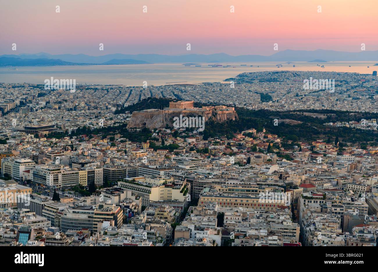 Skyline von Athen und Akropolis bei Sonnenuntergang vom Lycabettus Stockfoto