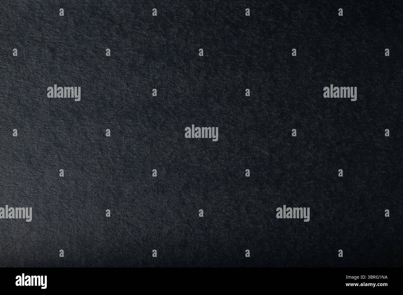 Nahaufnahme der glatten schwarzen Papieroberfläche mit Textur und Tiefe, perfekt für kreative Projekte oder Präsentationen. Stockfoto