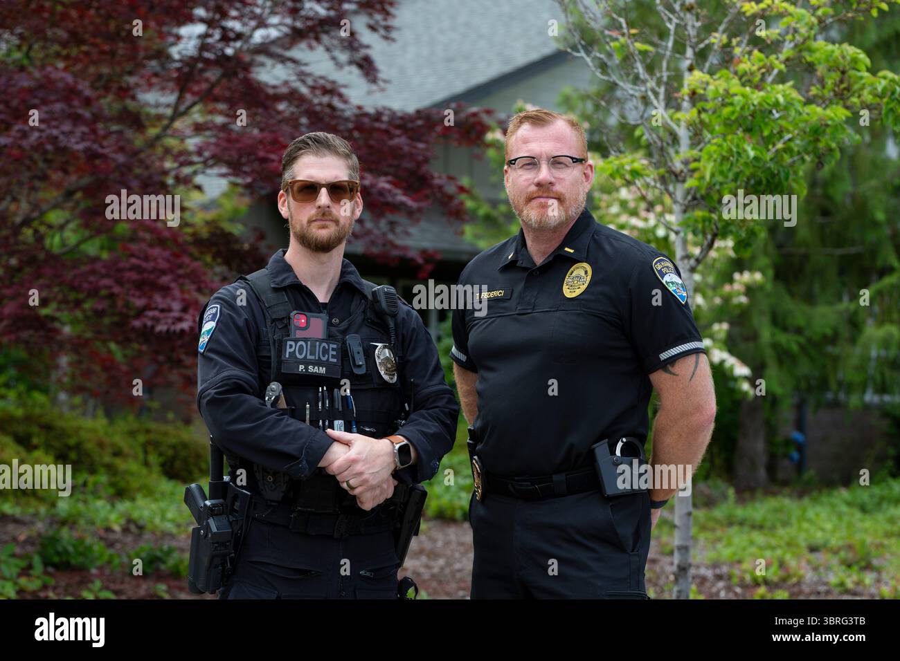 Detective Patrick Sam und Interimspolizeichef Tray Federici im Gig Harbor Police Department in Gig Harbor, Washington am 25. Juni 2025. Stockfoto