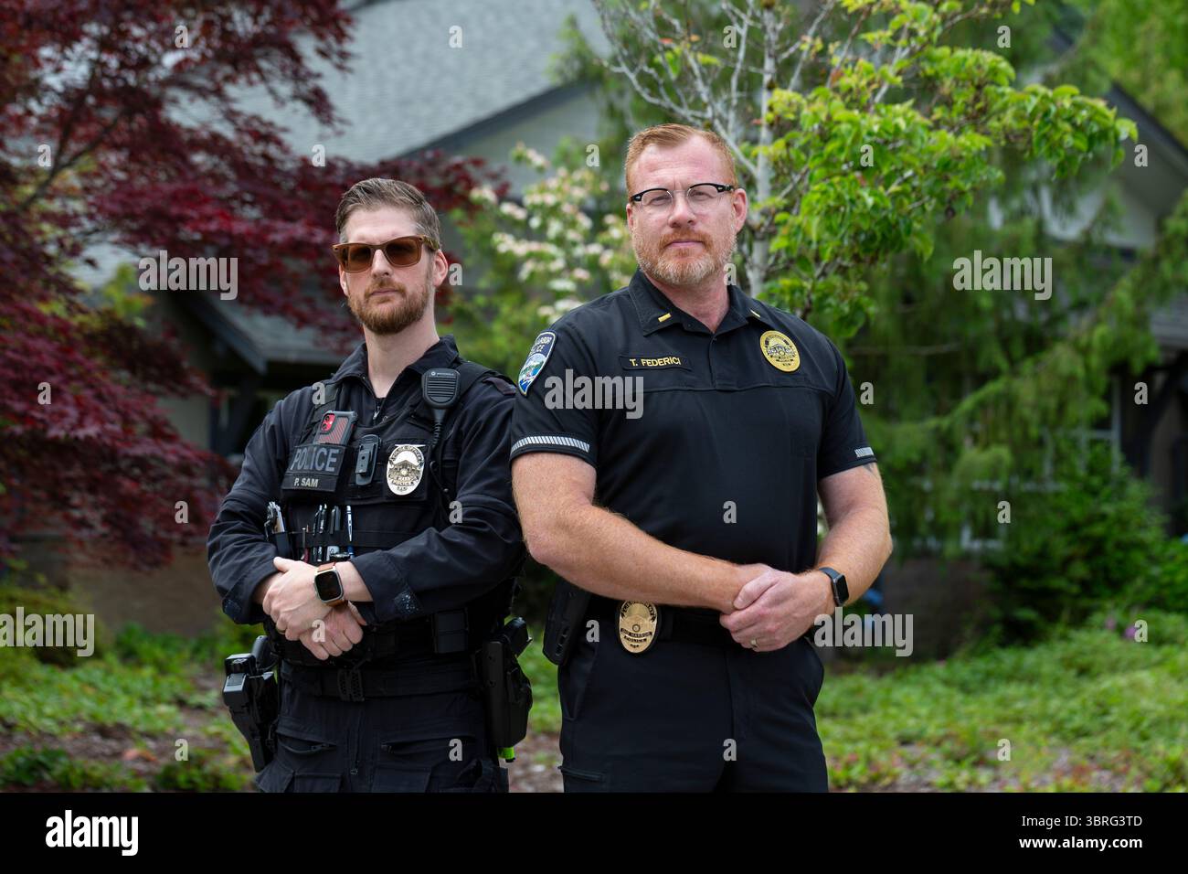 Detective Patrick Sam und Interimspolizeichef Tray Federici im Gig Harbor Police Department in Gig Harbor, Washington am 25. Juni 2025. Stockfoto