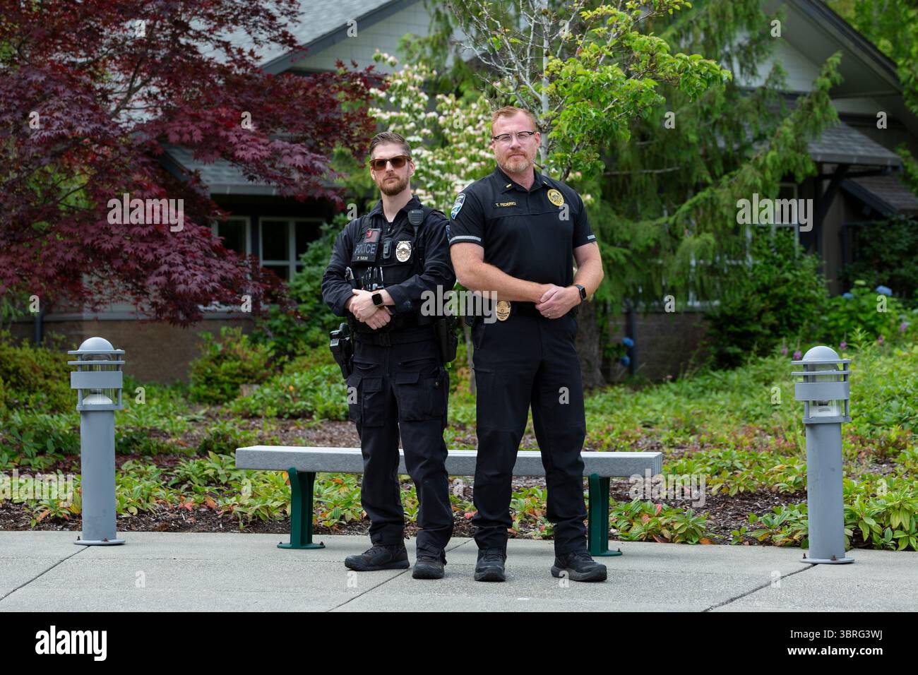 Detective Patrick Sam und Interimspolizeichef Tray Federici im Gig Harbor Police Department in Gig Harbor, Washington am 25. Juni 2025. Stockfoto