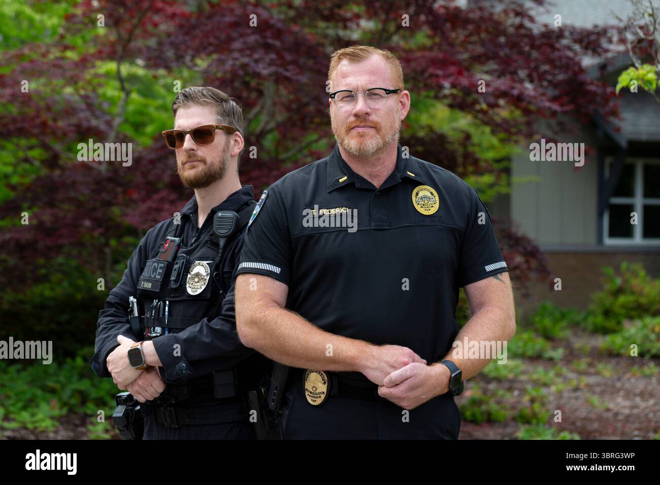 Detective Patrick Sam und Interimspolizeichef Tray Federici im Gig Harbor Police Department in Gig Harbor, Washington am 25. Juni 2025. Stockfoto