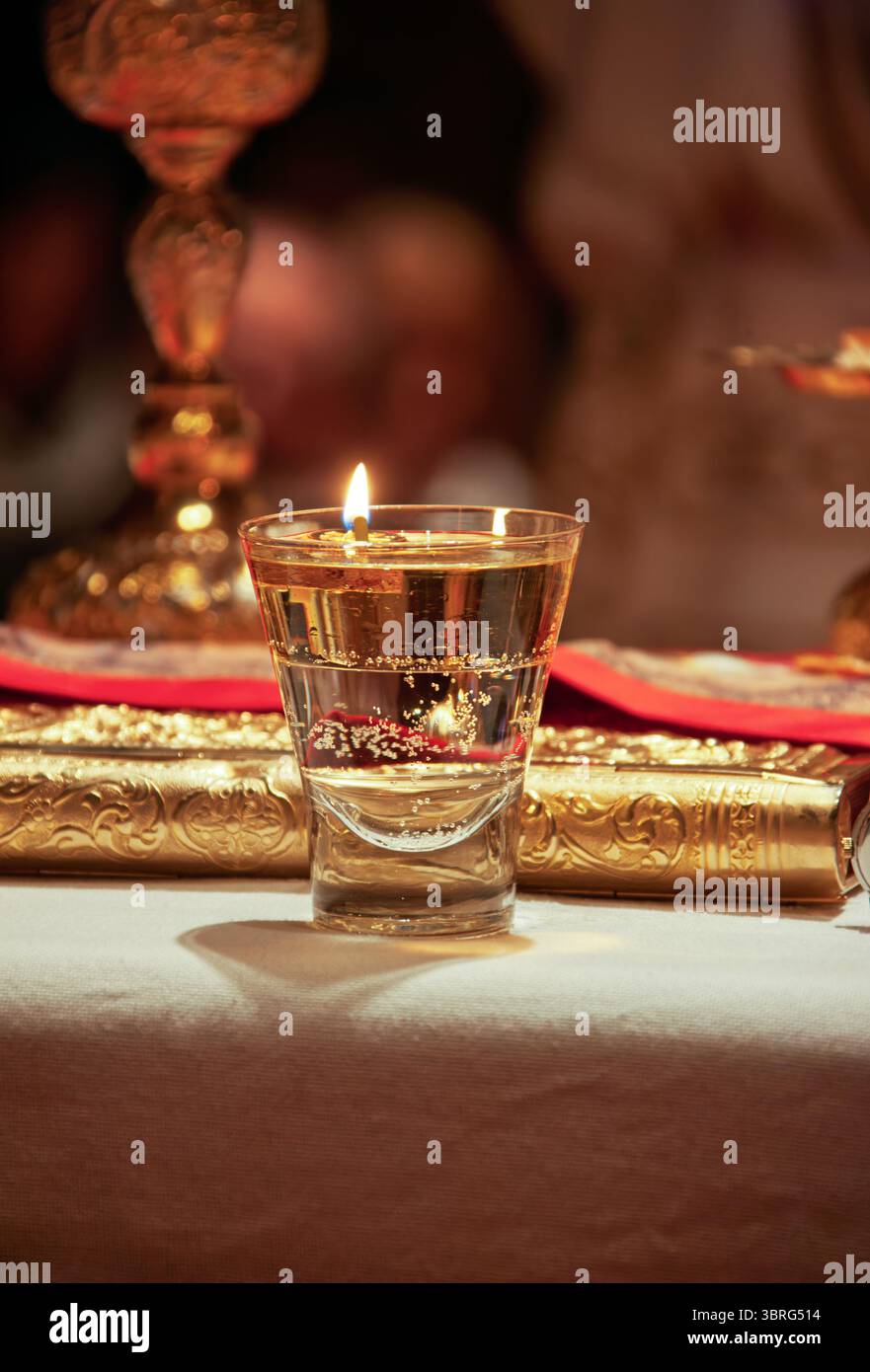 Kerzenöllampen, brennende Flamme, Zeremonie im Altar, orthodoxer Symbolismus, religiöse Ikone, Stockfoto