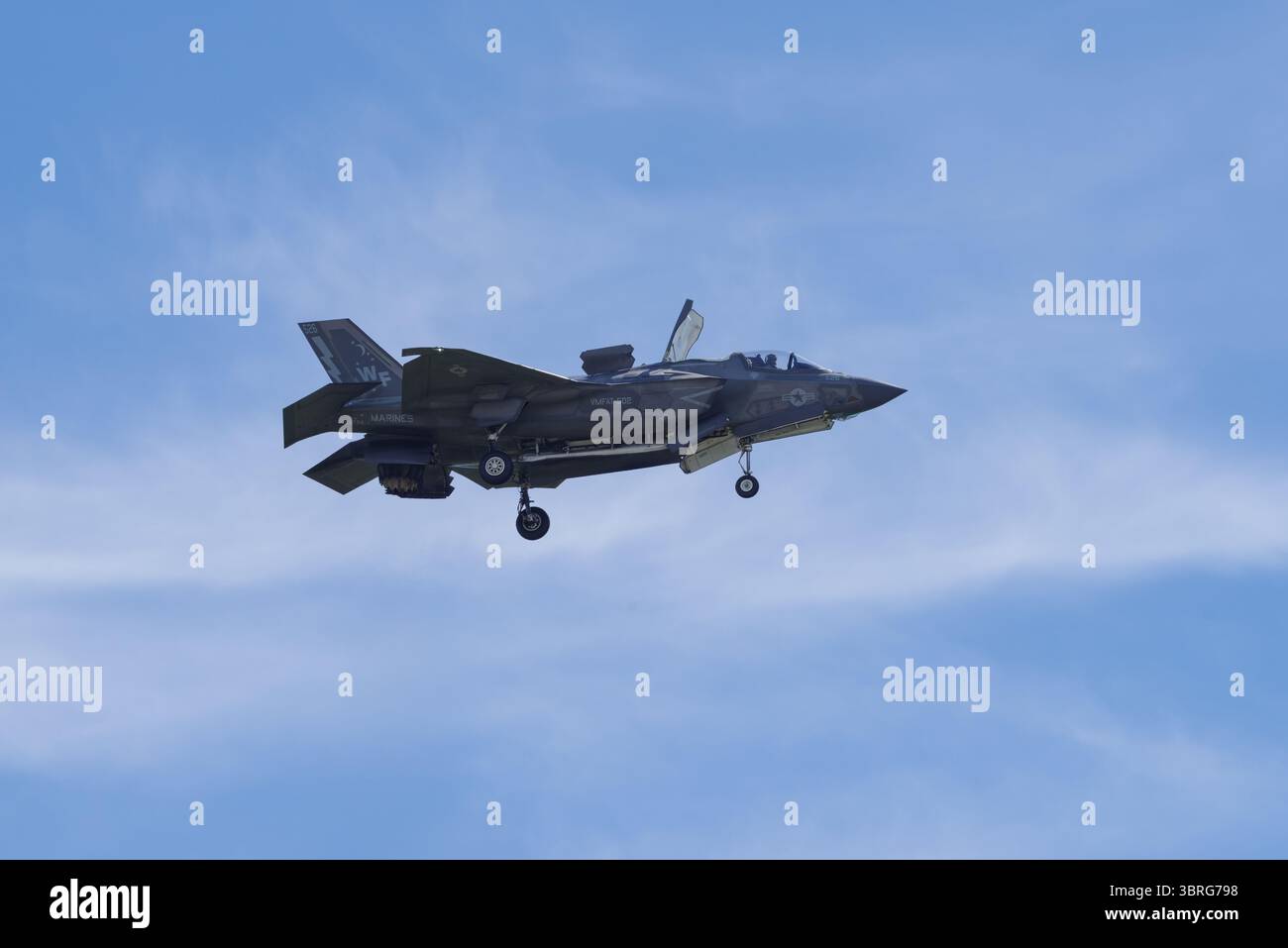 Die F-35B des US Marine Corps ist abgebildet und schweben mit geöffneter Heckklappe. Mather AFB, Sacramento, Kalifornien, USA, 23. März, 2025. Stockfoto