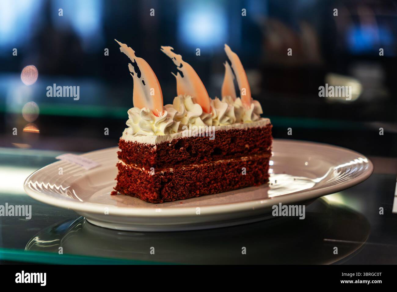 Schokoladenbrownie quadratische Stücke im Stapel auf weißem Teller dekoriert. Schokoladenkuchen oder ein Stück Kuchen mit weißer Creme auf einem weißen Teller. Amerikanischer Tradi Stockfoto