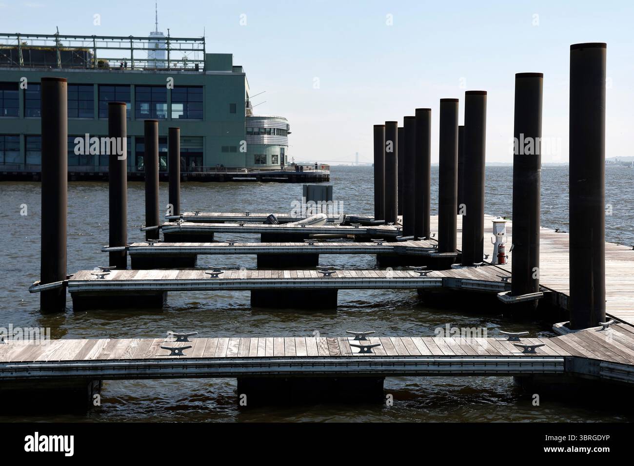 New York City, USA. Juli 2025. Am 6. Juli 2025 in New York City gibt es Vergnügungsboote entlang der historischen kommerziellen und militärischen Piers des Hudson River. (Foto: John Lamparski/SIPA USA) Credit: SIPA US/Alamy Live News Stockfoto