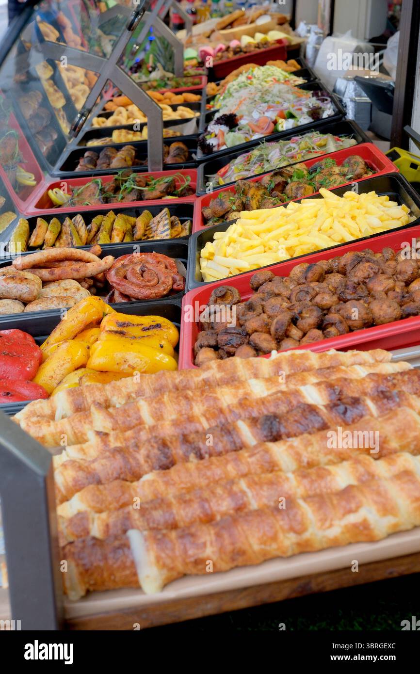 Ein lebhafter Marktplatz bietet eine Vielzahl frischer, leckerer Speisen. Stockfoto