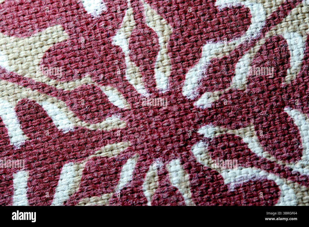 Ein warmes Textil mit zarten Blumenmustern lädt zu Bewunderung ein. Stockfoto