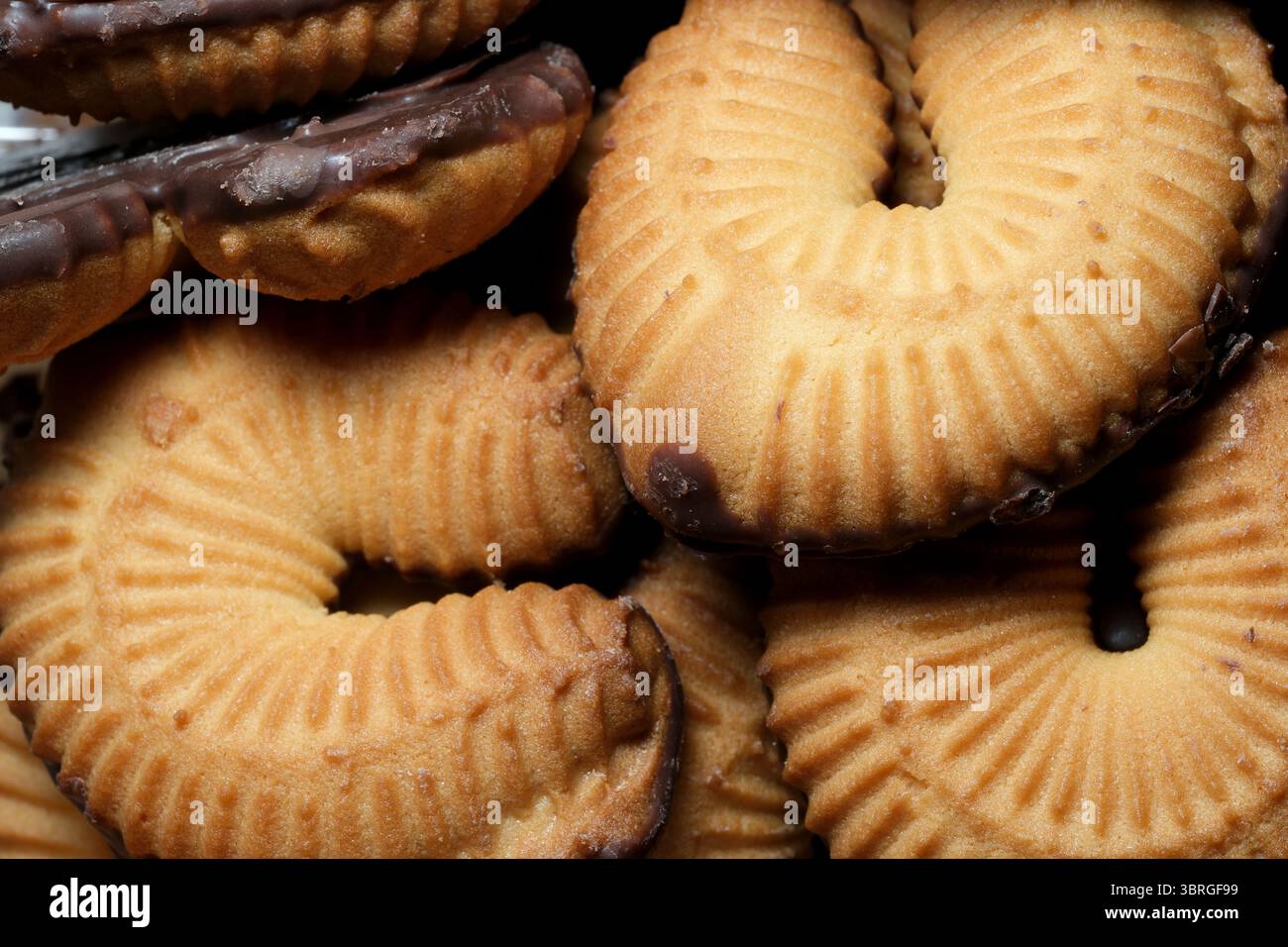 Frisch gebackene Spiralkekse sind mit reichhaltigen Schokoladentafeln versehen. Stockfoto