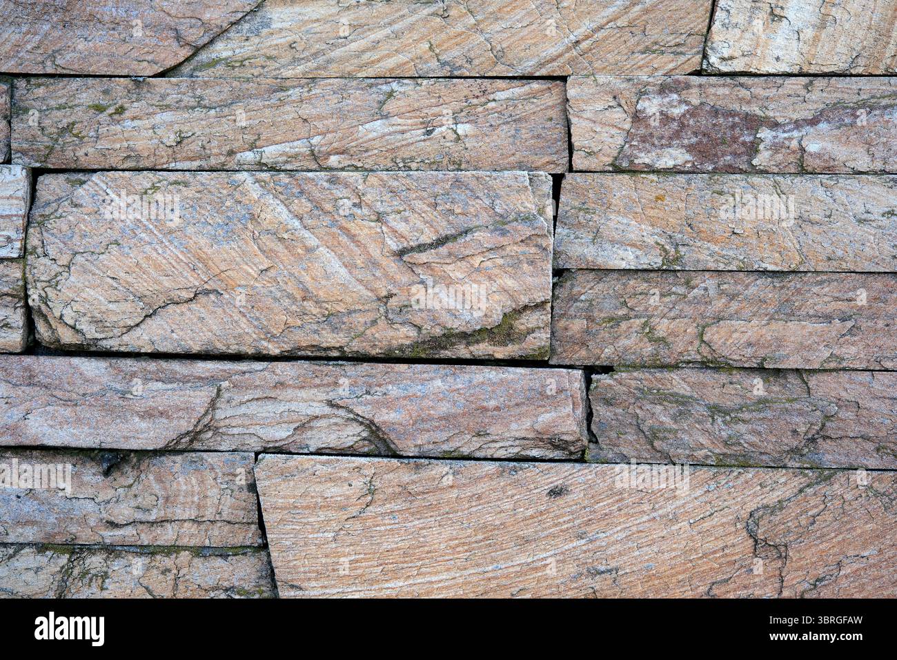 Komplizierte Muster entstehen aus einer sorgfältig gefertigten Steinmauer. Stockfoto