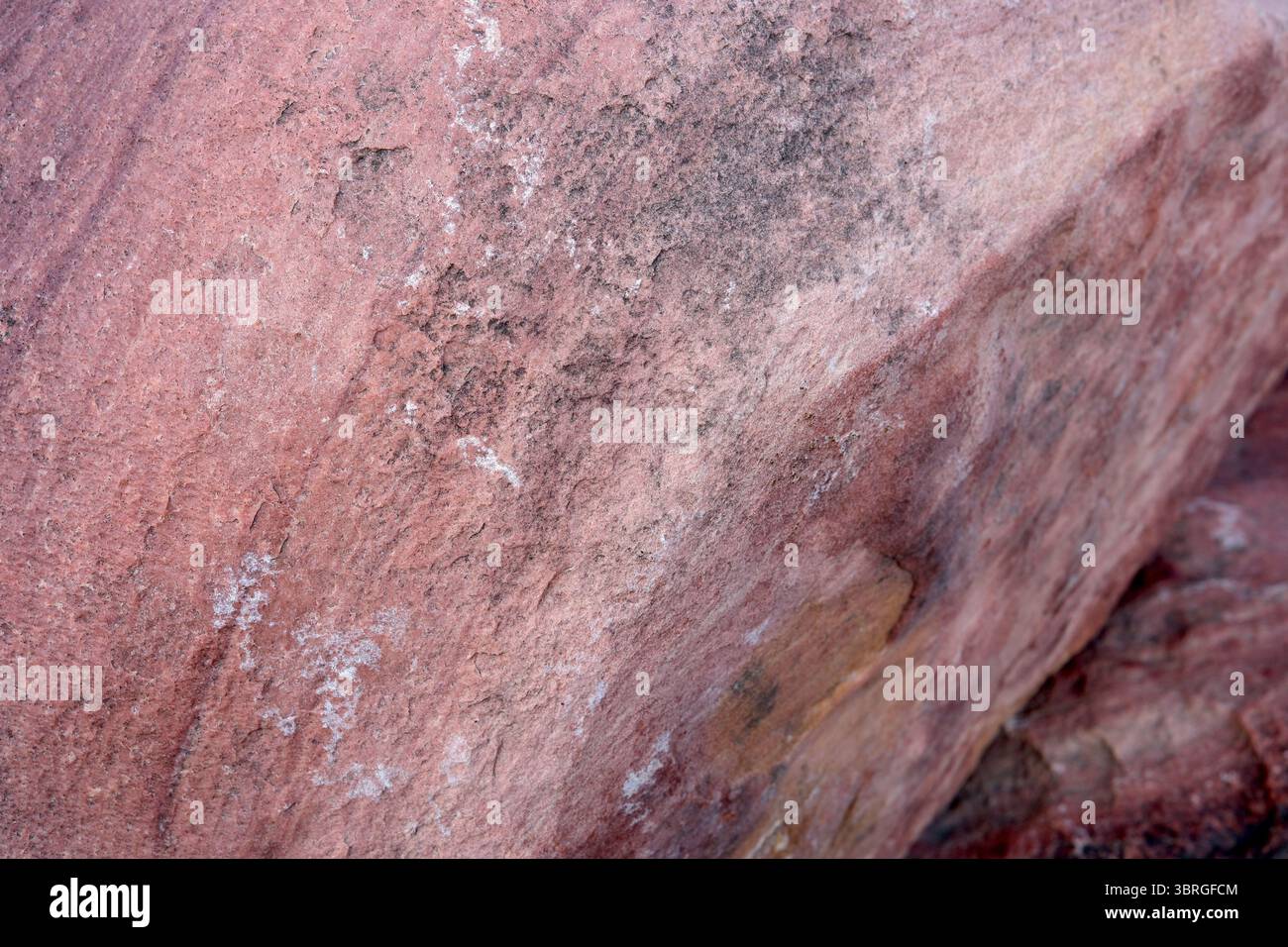 Komplizierte Muster auf verwittertem Felsen zeigen die Kunstfertigkeit der Natur bei Sonnenuntergang. Stockfoto
