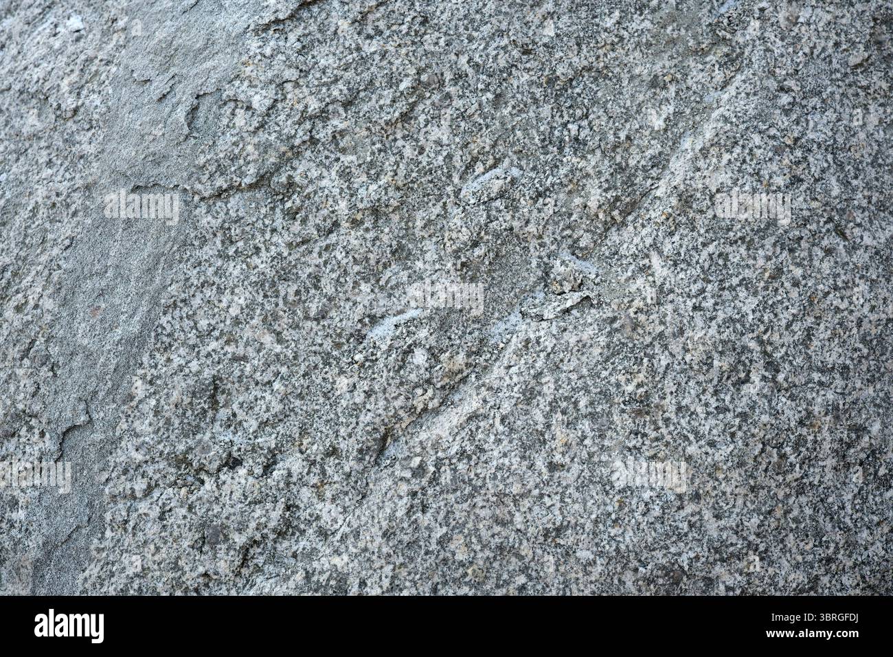 Nahaufnahme eines Granitfelsens mit einzigartigen Formationen und natürlicher Schönheit. Stockfoto