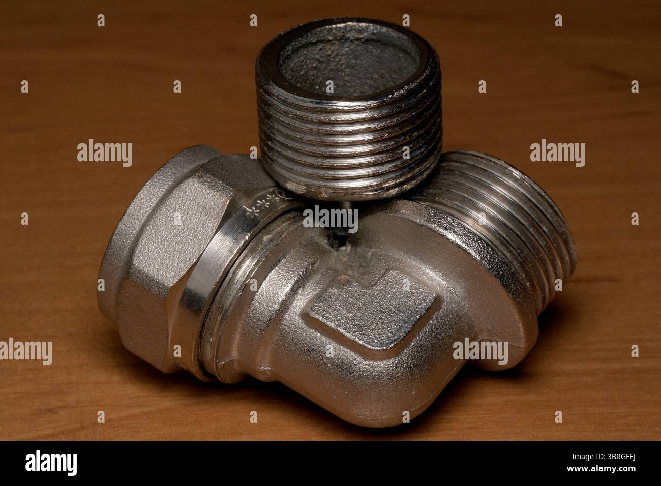 Detaillierte Metallinstallationsteile heben Handwerkskunst und Design hervor. Stockfoto