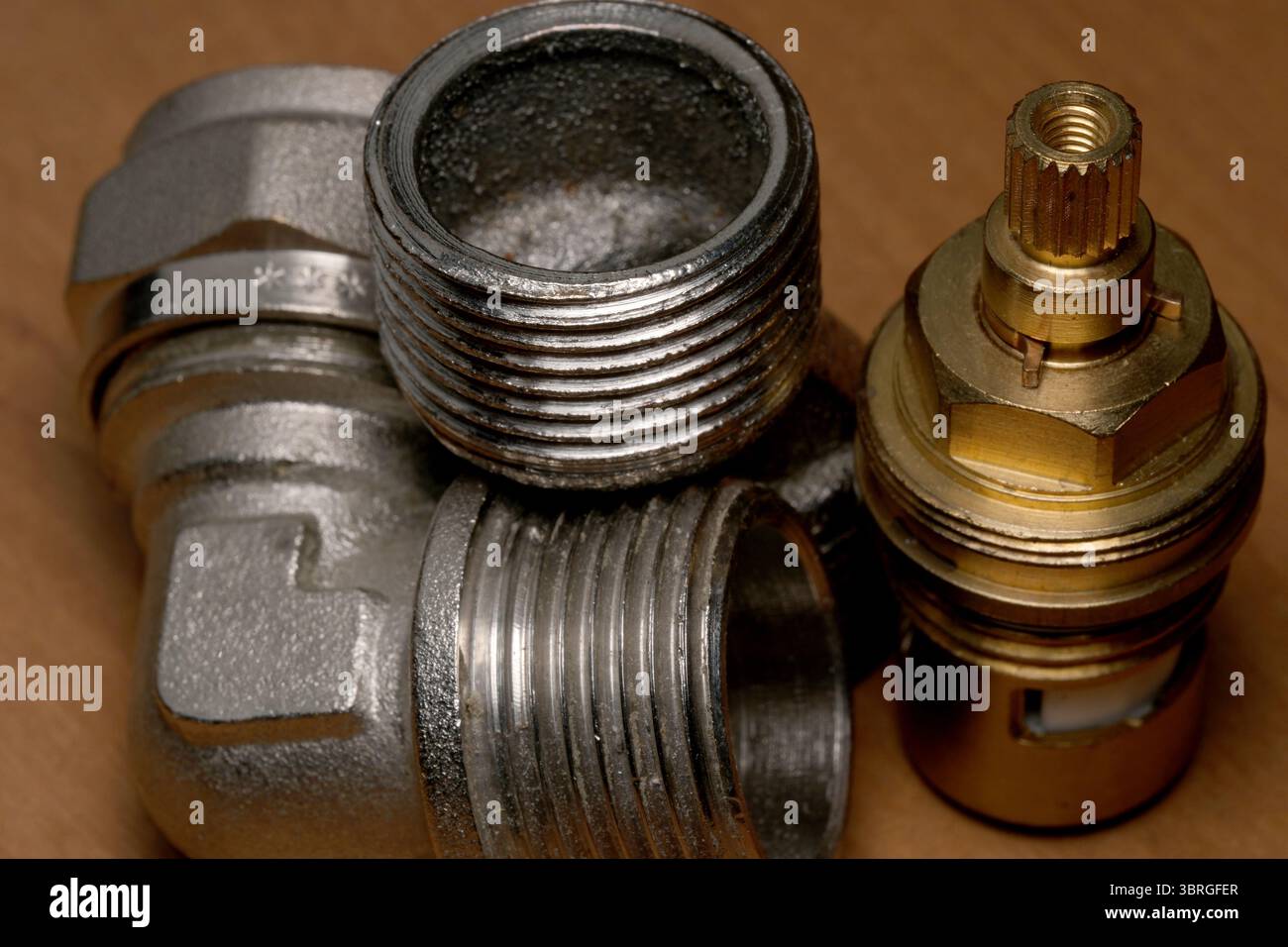 Glänzende Metallbeschläge auf Holz zeigen hochwertige Technik. Stockfoto