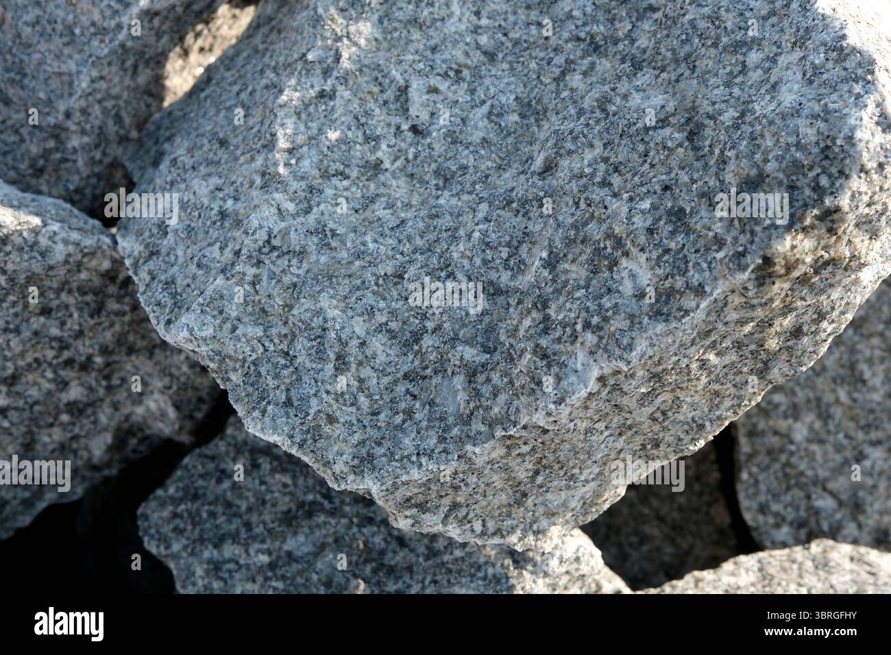 Die Nahaufnahme zeigt komplizierte Details von zerklüfteten Steinen. Stockfoto