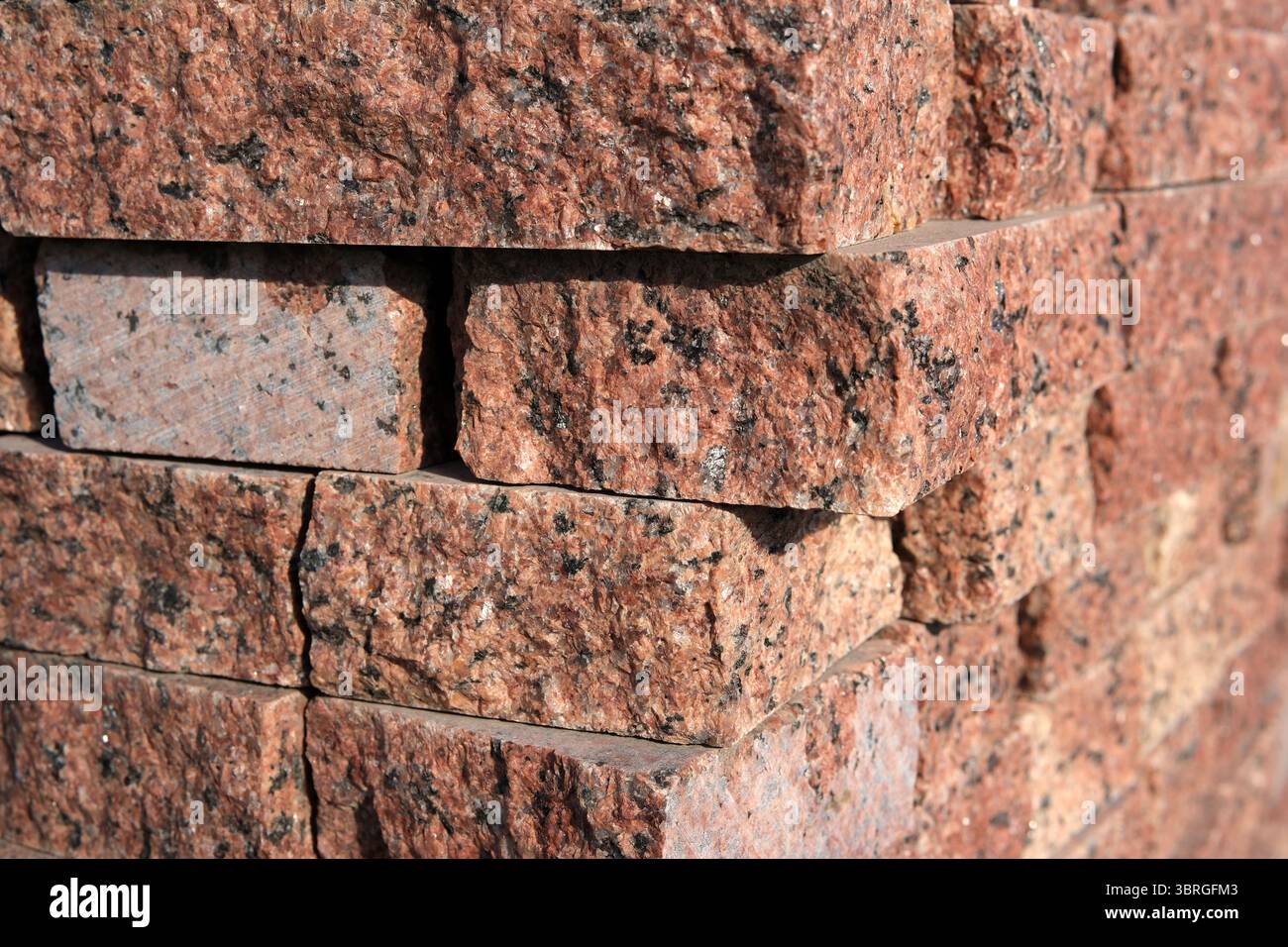 Wunderschön angeordnete Granitblöcke zeigen komplizierte Muster und Farben. Stockfoto