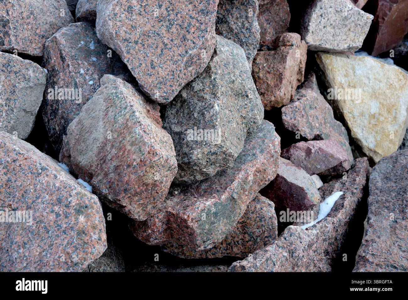 Eine Vielzahl von Felsen mit einzigartigen Texturen und Erdtönen in einem Steinbruch. Stockfoto