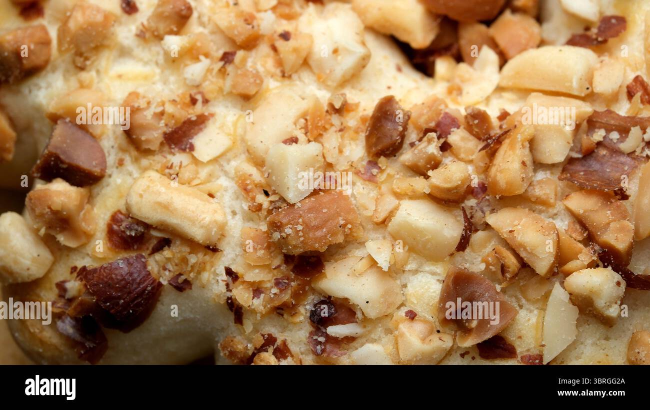 Köstlich gebackene Leckereien werden mit einer großzügigen Schicht knuspriger Nüsse garniert. Die warme Küche schafft eine einladende Atmosphäre, perfekt zum Genießen von homem Stockfoto