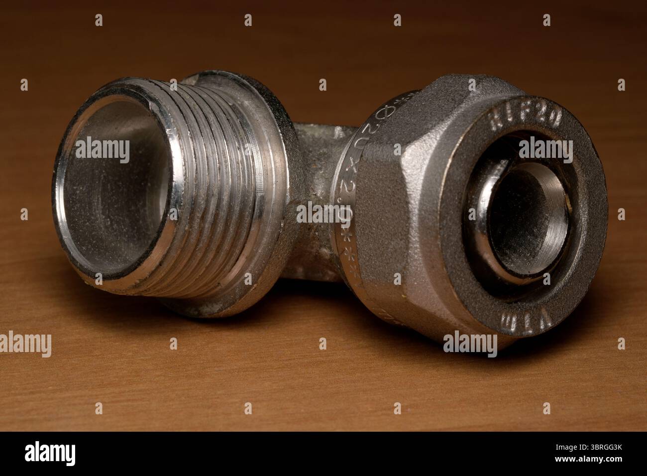 Eine glänzende Metallbeschläge auf poliertem Holz unterstreicht das Design. Stockfoto