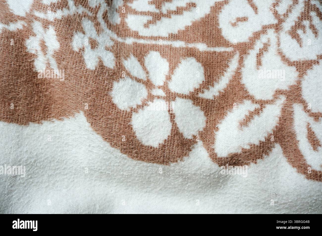 Zarte Blumen schaffen eine dezente, einladende Atmosphäre im Zimmer. Stockfoto