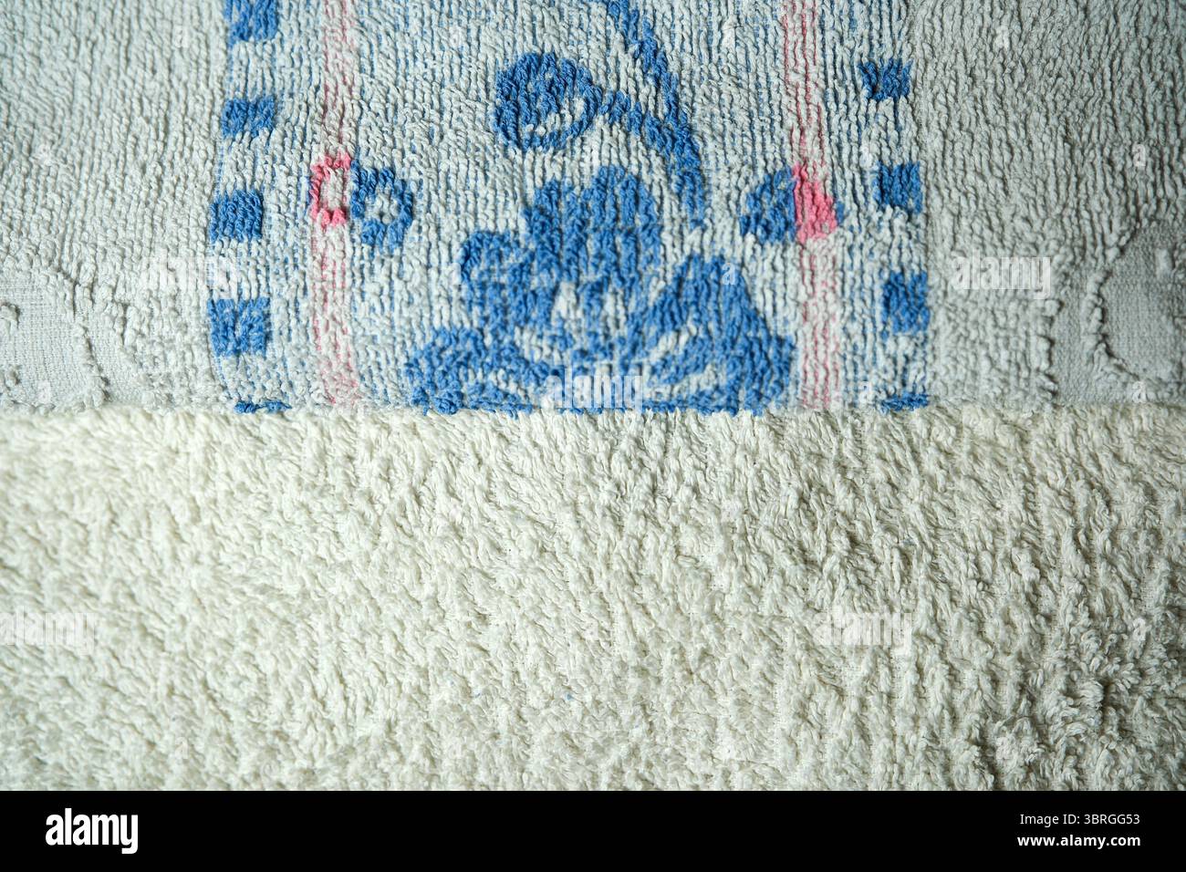 Weiche, strukturierte Handtücher sorgen für Ruhe und Wärme in jedem Raum. Stockfoto