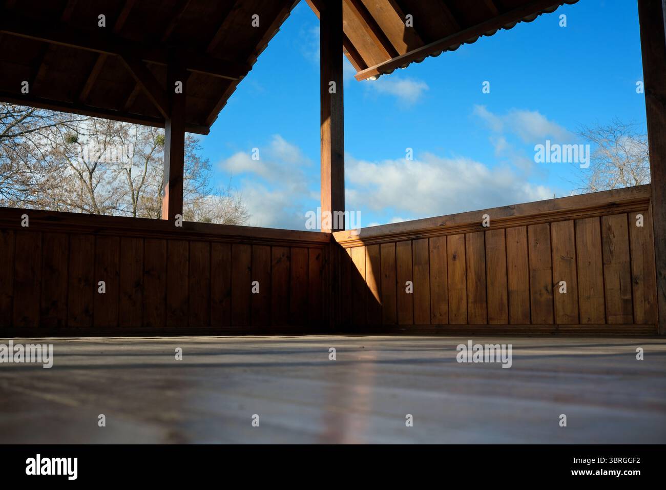 Natürliches Licht strömt in einen hölzernen Raum und schafft eine ruhige Atmosphäre. Stockfoto