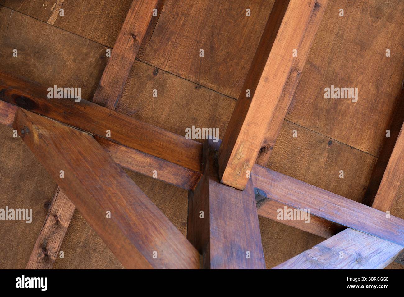 Warme Holzstrukturen und robuste Balken sorgen für eine gemütliche Atmosphäre. Stockfoto
