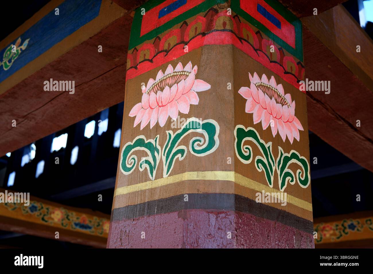 Lotus-Designs auf einer Holzsäule spiegeln die Kultur des Tempels wider. Stockfoto
