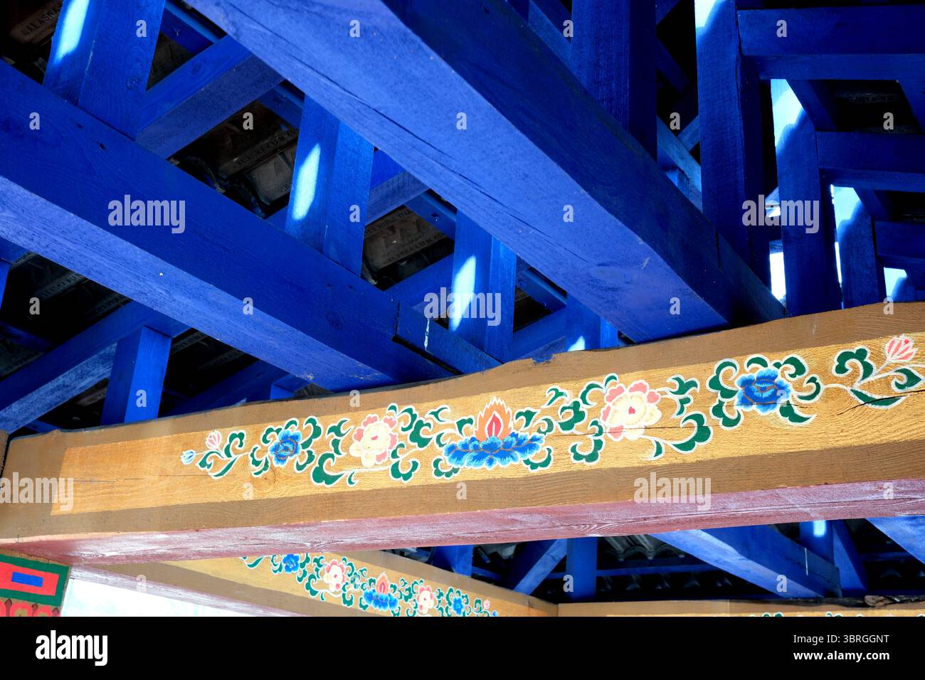 Farbenfrohe Blumenmuster unterstreichen die atemberaubenden blauen architektonischen Details im Innenbereich. Stockfoto