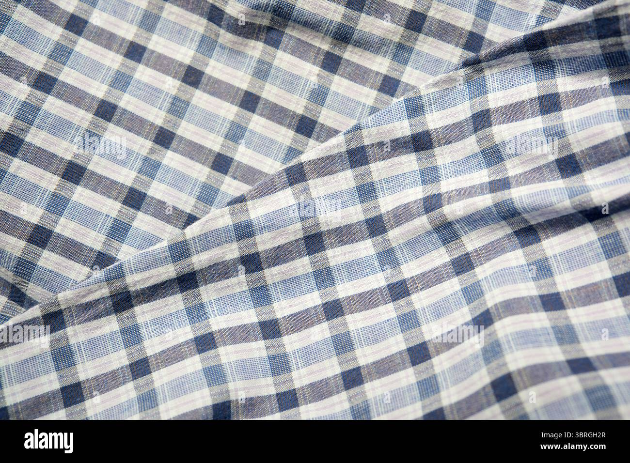Nahaufnahme aus gewebtem Stoff mit stilvollem blau-weißem Karomuster. Stockfoto