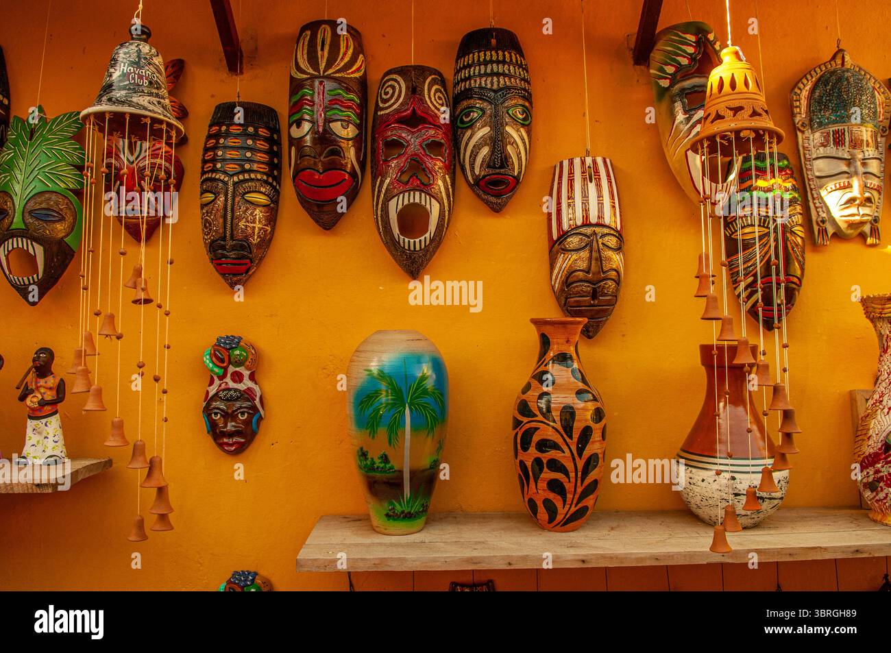 Afrikanisch-kubanische zeremonielle abstrakte Masken und Töpferwaren in einem Souvenirladen in Trinidad, Provinz Sancti Spíritus, Kuba. © Kraig Lieb Stockfoto