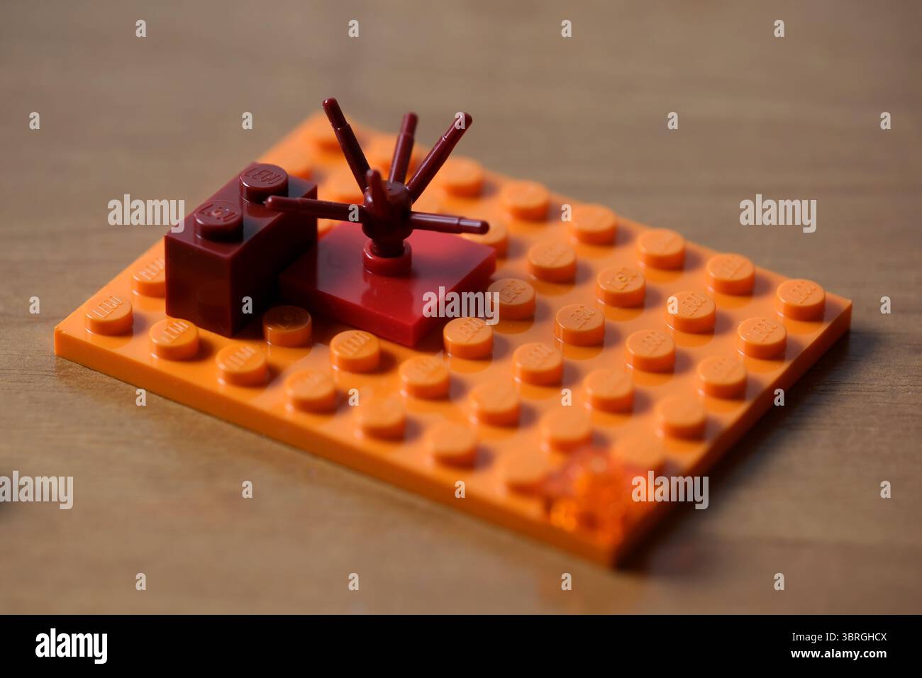 Eine bunte Anordnung von Ziegeln bildet eine künstlerische Struktur auf einem Tisch. Stockfoto