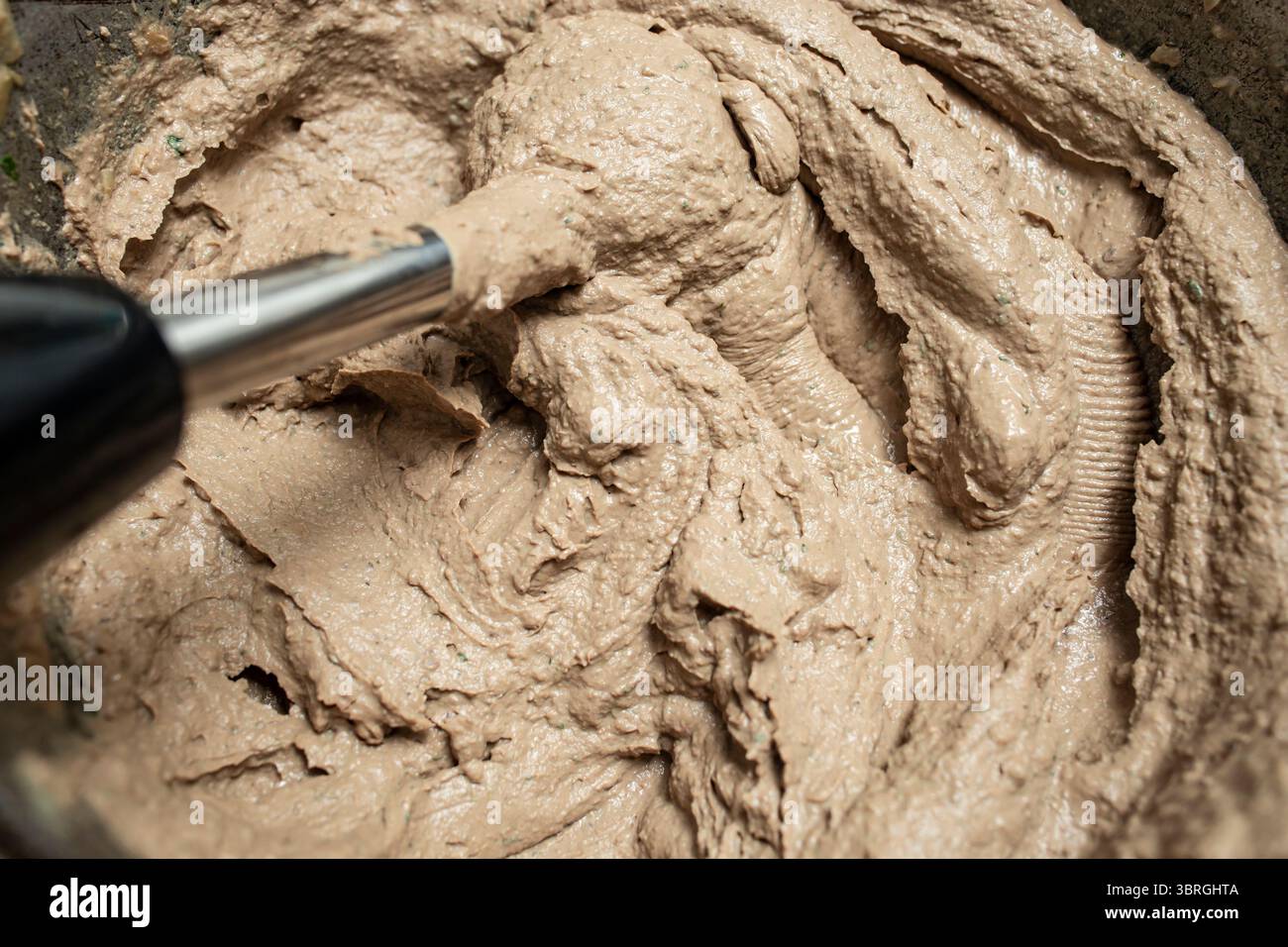 Hühnerleber mit einem vertikalen Handmixer mischen, Rezept für Leberpaste Stockfoto