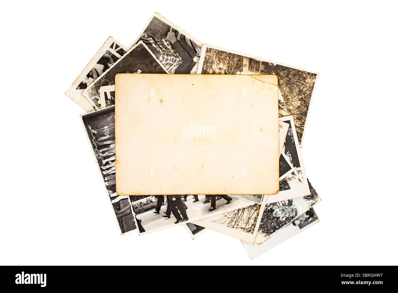 Stapeln Sie alte Fotos mit leerem Kopierraum, isoliert auf weißem Hintergrund. Abstrakter texturierter Hintergrund, Stockfoto