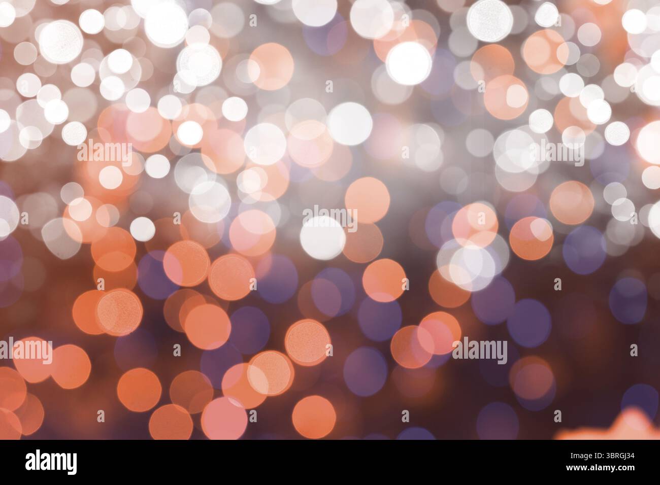 Der abstrakte Hintergrund des Bokeh zeigt sich überlappende orange, blaue und weiße Lichtkreise in flachem Design Stockfoto