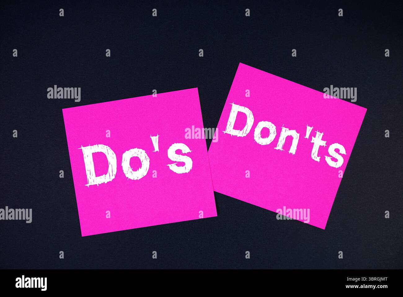 Textnachricht auf einer Haftnotiz auf Korkpapier Stockfoto