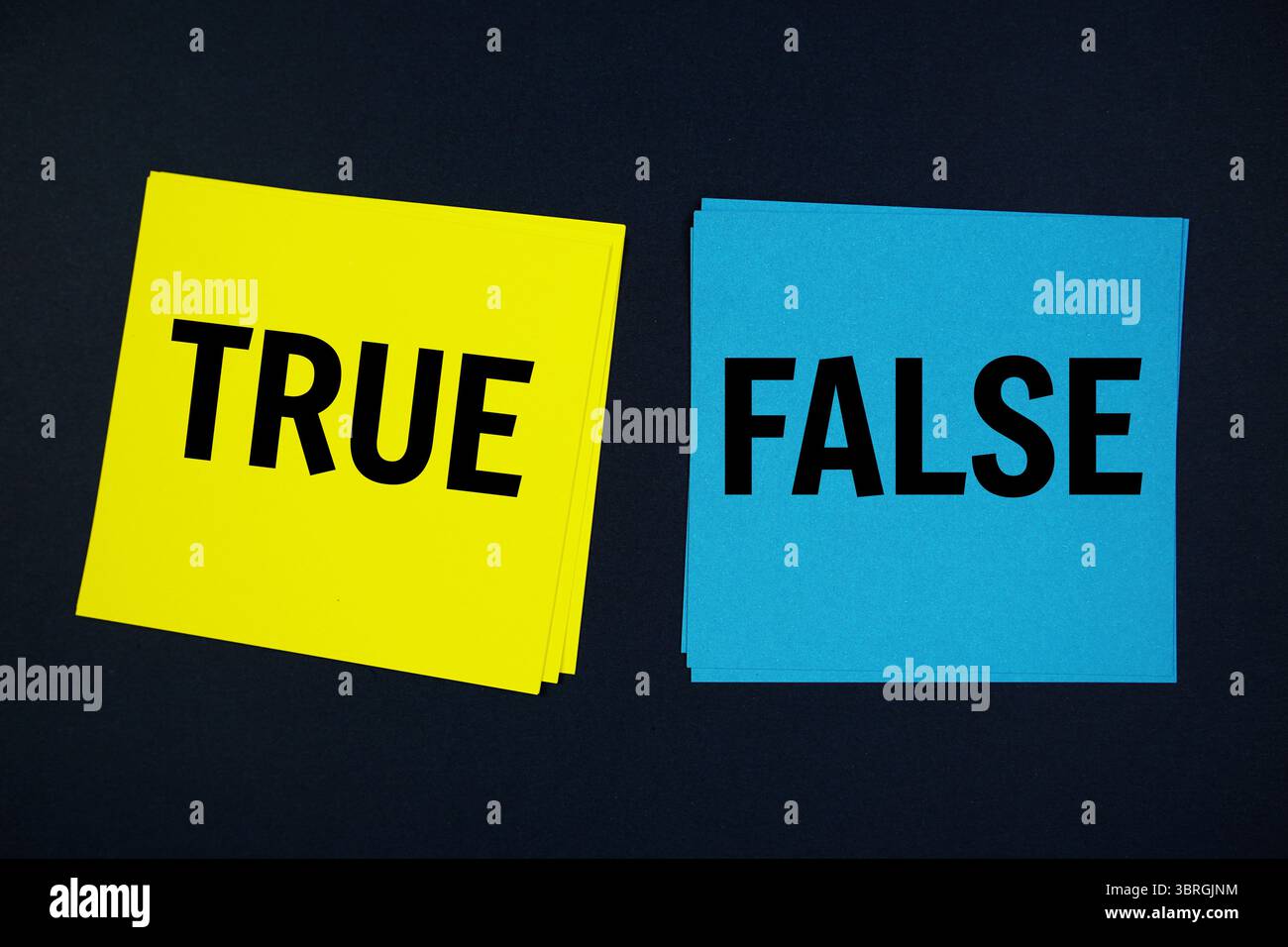 Wahr- oder Falschtext mit Haftnotiz auf schwarzem Hintergrund Stockfoto