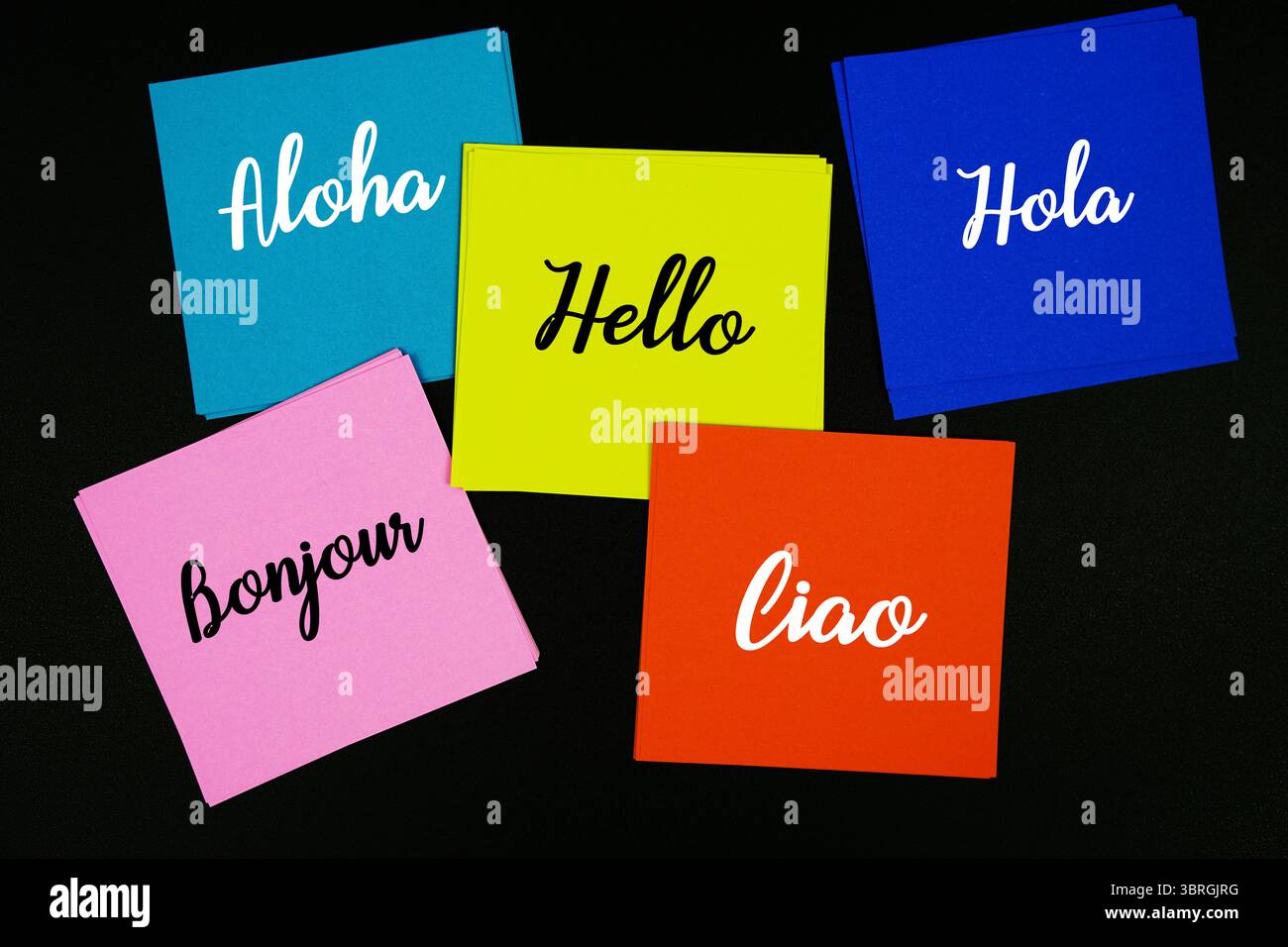 Hallo in der Differenz Sprachnachricht auf einer Strichnotiz auf schwarzem Hintergrund Stockfoto