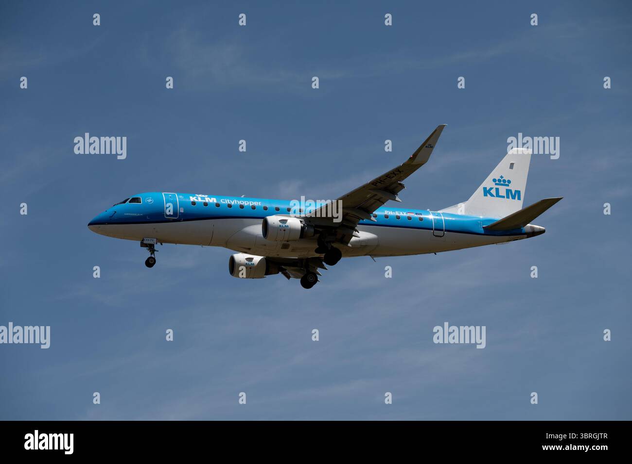 KLM Cityhopper Embraer ERJ-175 Landung am Flughafen Birmingham, Großbritannien (PH-EXX) Stockfoto