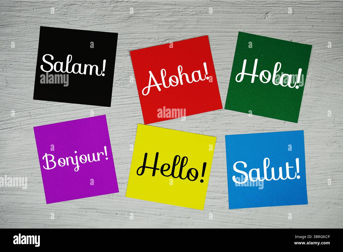 Hallo in verschiedenen Sprachen Text auf Haftnotiz auf konkretem Hintergrund Stockfoto